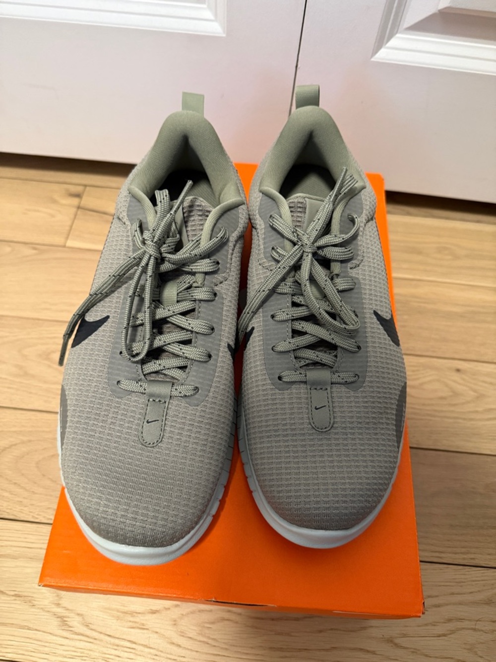 NEW IN BOX Nike Flex Experience Run 2 size men’s 7 women’s 8.5 - Picture 2 of 5